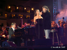 Lake Las Vegas, Dec 10, 2005, Veronica joining Andrea on stage, copyright www.bocelli.de